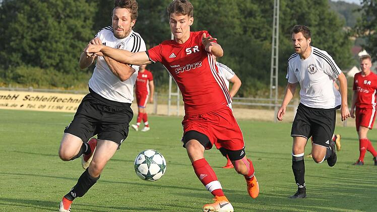 Erstes Spiel, erster Sieg: Die SpVgg Mühlhausen um Jan Kotterer  (links) hat sich gegen den SC Reichmannsdorf und  Julian Subat im Eröffnungsspiel der Kreisliga Bamberg mit 2:1 behauptet.  sportpress