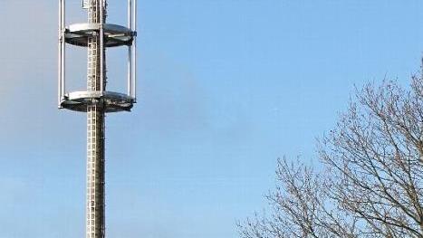 Für den Gemeindeteil Neubrunn wurde vor einiger Zeit ein Handymast mit einer Höhe von 30 Metern aufgestellt, der allerdings noch nicht in Betrieb gegangen ist. In der Gemarkung Kirchlauter soll nun ein weiterer Sender aufgestellt werden. Der Gemeinderat stimmte zu.  Foto: gg