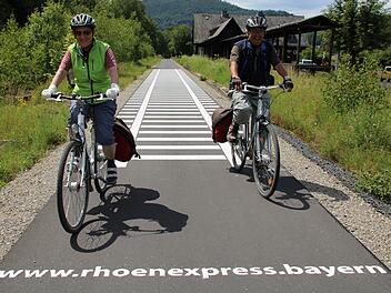 Mit reiner Muskelkraft schafften Helga Nitsche und Klaus-Dieter Richter aus dem Kreis Offenbach die Strecke bis nach Wildflecken. Nur den Anfang des Rhönexpress Bahn-Radwegs in Altengronau fanden sie nicht. Foto: Ulrike Müller
