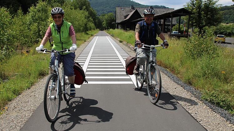 Mit reiner Muskelkraft schafften Helga Nitsche und Klaus-Dieter Richter aus dem Kreis Offenbach die Strecke bis nach Wildflecken. Nur den Anfang des Rhönexpress Bahn-Radwegs in Altengronau fanden sie nicht. Foto: Ulrike Müller