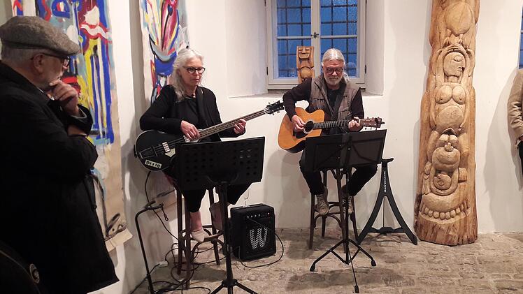 Herbert Waibl und seine Lebensgefährtin Petra Spee singen einiger seiner Lieder bei der Eröffnung der Ausstellung. Foto: Hartmut Hessel