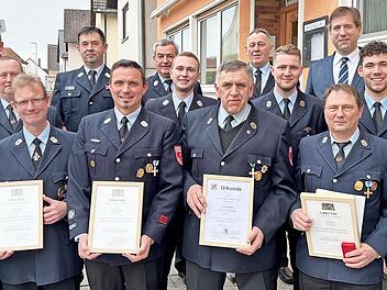Die Führungsriege der Langensendelbacher Feuerwehr freut sich mit den geehrten Kameraden.