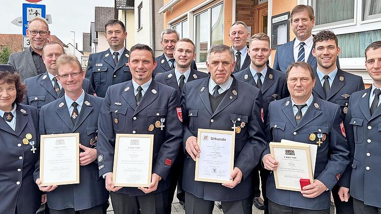 Die Führungsriege der Langensendelbacher Feuerwehr freut sich mit den geehrten Kameraden.