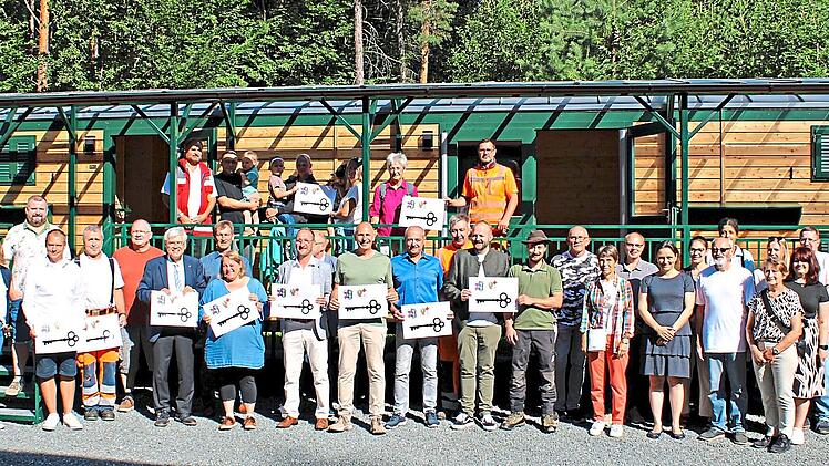 Bei der &Uuml;bergabe des Waldwagens kamen Vertreterinnen und Vertreter aus der Kommunalpolitik, der Staatsforsten, der Aufsichtsbeh&ouml;rde, des Bauhofs, Elternbeir&auml;te, Betreuungspersonal und zuk&uuml;nftige &bdquo;Waldkinder&ldquo; zusammen.Stephen Bauersachs (BRK)