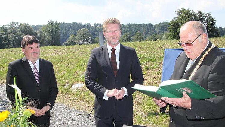 Als Dank für die Unterstützung trug sich Minister Huber ins Goldene Buch des Marktes ein. Links Landrat Klaus Peter Söllner, rechts Bürgermeister Dieter Adam.