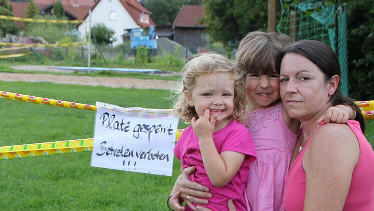 Luna Zeier, Nele und Martina Jäger sind sauer, weil ihr Spielplatz gesperrt werden musste. Foto: Sebastian Vogt