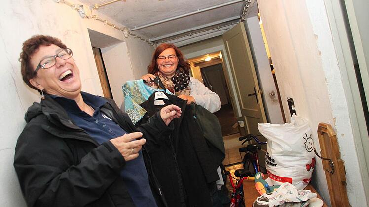 Auch angesichts tausender Gegenstände im Keller der Flüchtlingshäuser am Hundsanger haben Andrea Boujjia (rechts) und Doris Schott von der Caritas noch Spaß beim Sortieren der Spenden. Vor allem warme Bekleidung für die Herbst- und Wintertage sind bei den Bedürftigen gefragt. Fotos: Jochen Nützel