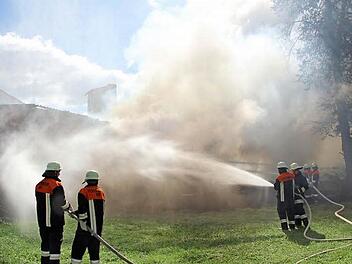 Nicht mehr zu retten war die Lagerhalle in Au. Sie brannte vollständig nieder.  Foto: Friedwald Schedel