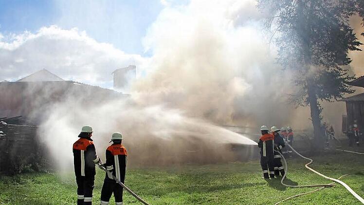 Nicht mehr zu retten war die Lagerhalle in Au. Sie brannte vollständig nieder.  Foto: Friedwald Schedel