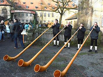 Die Alphornbläser aus Pleichfeld zogen die Besucher in ihren Bann. Foto: Gerhard Schmidt