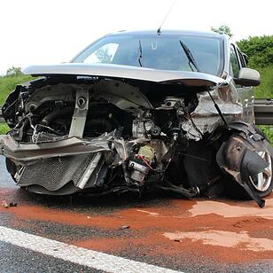 Dacia schleudert quer über Autobahn