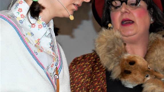 Verena Rottenberger (links) und Katrin Frank auf der Suche nach Kurschatten. Foto: Sigismund von Dobschütz