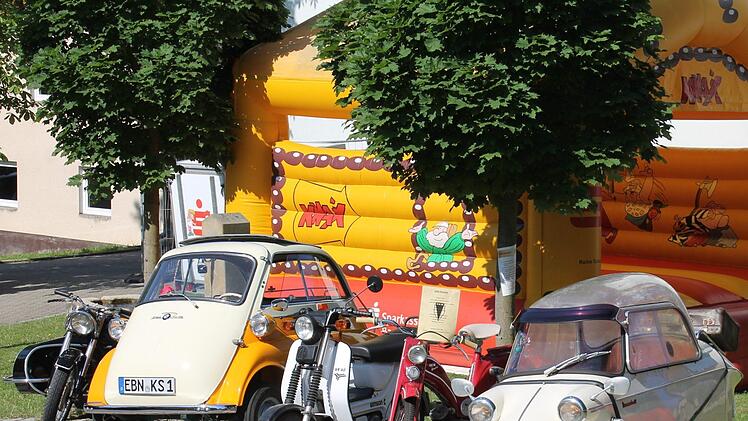 Nicht nur Oldtimertraktoren waren am Sonntag in Fierst, sondern auch Oldtimer-Autos und -Motorräder. Foto: Janina Reuter