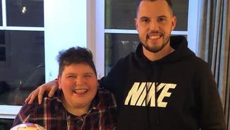 Jahn-Spieler Patrick Hagen (r.) war  im Dezember zu Gast beim Geburtstag von Moni und schenkte ihr einen Ball. privat