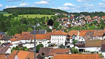 Der heutige Blick auf dieselbe Siedlung mit dem Neubaugebiet "Am Steinhügel". Foto: Bruno Preißinger