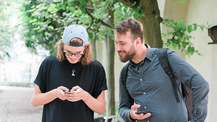 Agenten im Einsatz: Jan Ammensdörfer (rechts) und der Autor Jona Gebhard versuchen das Rätsel im Rosengarten zu knacken.Chiara Riedel