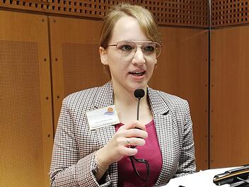 Augenoptikerin und ehrenamtliche Hospizbegleiterin Patricia Middermann (27) spricht beim Festakt zum 25-jährigen Bestehen des Bad Kissinger Hospizvereins.  Foto: Sigismund von Dobschütz