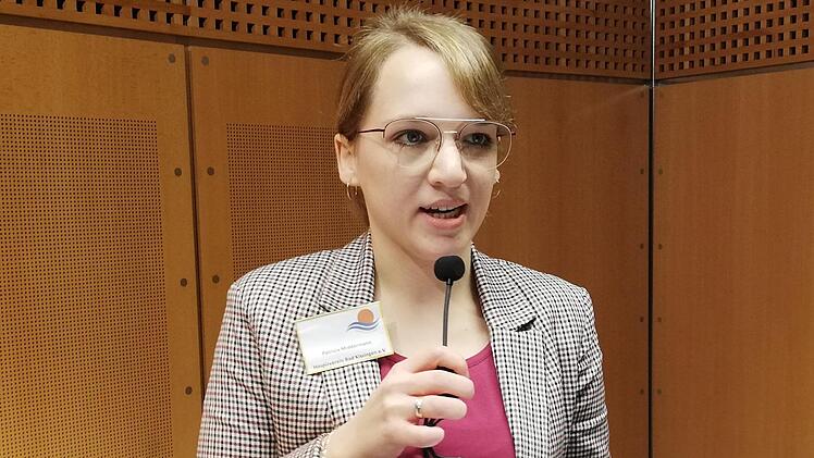 Augenoptikerin und ehrenamtliche Hospizbegleiterin Patricia Middermann (27) spricht beim Festakt zum 25-jährigen Bestehen des Bad Kissinger Hospizvereins.  Foto: Sigismund von Dobschütz