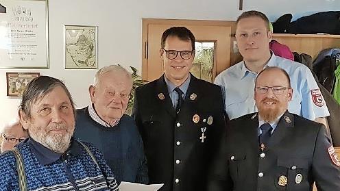 Die Geehrten Willibald Zenk und Hans Schubert mit Vorsitzendem Bernd Tschiggfrey, Christian Langguth (Zweiter Vorsitzender) und Kommandant Christian Groß (von links).