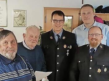 Die Geehrten Willibald Zenk und Hans Schubert mit Vorsitzendem Bernd Tschiggfrey, Christian Langguth (Zweiter Vorsitzender) und Kommandant Christian Gro&szlig; (von links).
