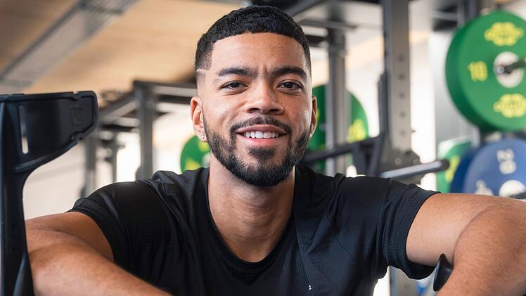 Benjamin Henrichs wurde im Februar 1997 als Sohn eines Deutschen und einer Ghanaerin im nordrhein-westfälischen Bocholt geboren. Er würde gerne wieder im Oktober 2025 als Fußballprofi auf dem Platz stehen.