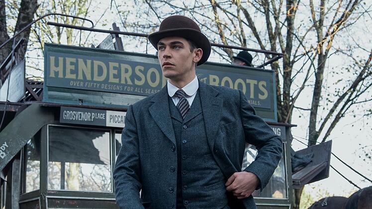 Sherlock Holmes (Hero Fiennes Tiffin) studiert in Oxford. Doch schon bald geh&ouml;rt seine Aufmerksamkeit nicht l&auml;nger den Vorlesungen.