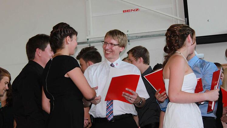 Rektor Hartmut Weis verteilte die Zeugnisse.