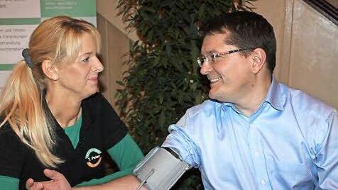 Oliver Skall lässt sich von Tanja Peter vom KfH-Nierenzentrum den Blutdruck messen.