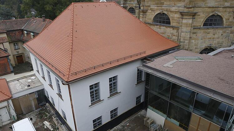 Blick vom Kapitelshaus auf ein schon saniertes Gebäude im "Stephanshof" und den neuen Verbindungsbau. Foto: Matthias Hoch