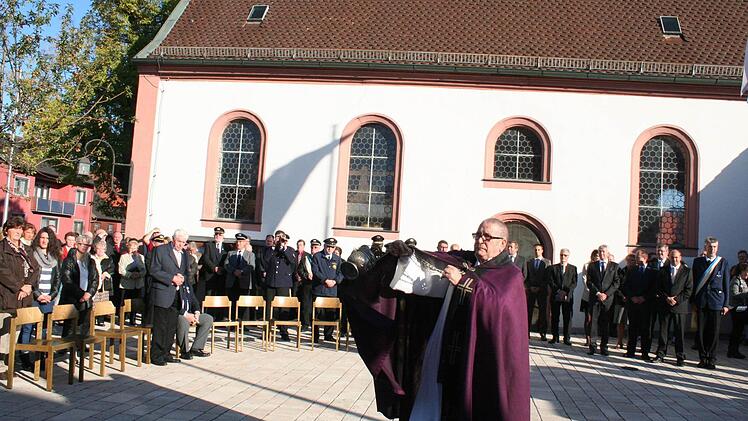 Pater Gabriel segnet den neuen Dorfplatz