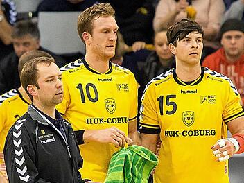 Wohin geht der Blick in Zukunft? Wenn es nach den Vorstellungen von Coburgs Trainer Jan Gorr und seinen beiden Routiniers Matthias Gerlich und Tomas Riha (Nummer 15) geht, dann sicher in die 1. Liga. Doch bis es soweit ist, stehen noch 19 Spiele auf dem Programm. Foto: Albert Höchstädter