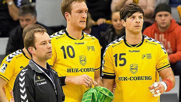 Wohin geht der Blick in Zukunft? Wenn es nach den Vorstellungen von Coburgs Trainer Jan Gorr und seinen beiden Routiniers Matthias Gerlich und Tomas Riha (Nummer 15) geht, dann sicher in die 1. Liga. Doch bis es soweit ist, stehen noch 19 Spiele auf dem Programm. Foto: Albert Höchstädter