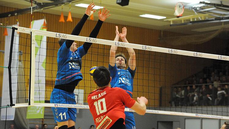 1:3 gegen den Tabellenführer verloren, aber wieder viele Sympathie-Punkte gewonnen haben Hammelburgs Volleyballer (blaue Trikots). Foto: Hopf