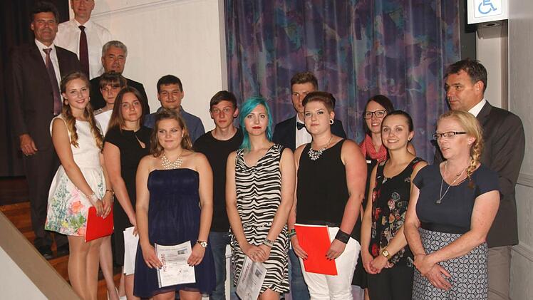 In einzelnen Fächern und beim Abschluss der Mittleren Reife erzielten - Lena Markert, Johanna Schnös, Meike Ziegler, Lea Ankenbrand, Julian Stöcklein, Robin Klauer, Svenja Lütjens, Sebastian Albert und Tashina Weth (von links) Bestnoten. Mit im Bild: die Sponsoren der Preise.