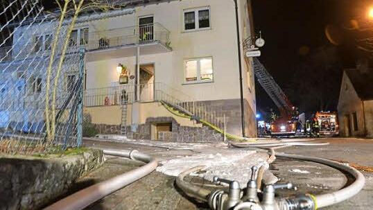 Das Löschwasser gefror sofort auf dem Boden, so dass die Helfer Salz streuen mussten.  Foto: Peter Rauch