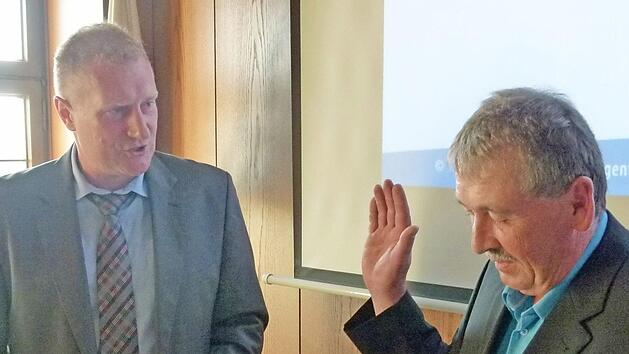 Bürgermeister Michael Keilich vereidigt Martin Alex. Alex rückt für Norfried Hager nach.  Foto: Oelzner