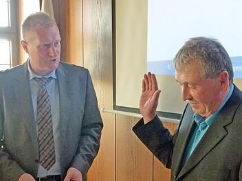 Bürgermeister Michael Keilich vereidigt Martin Alex. Alex rückt für Norfried Hager nach.  Foto: Oelzner
