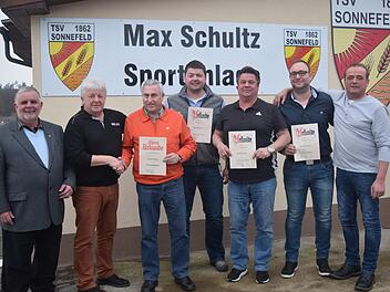 Auf dem Ehrungsfoto sind (von links nach rechts): Friedrich Übelhack, Dritter Bürgermeister Sonnefelds, Dieter Reißenweber, Klubvorsitzender des TSV, Herbert Scheler, Maik Friedrich, Heiko Köstner, Florian Schmidt und Peter Ambrosius, Dritter Vorsitzender des TSV Foto: Daniela Pondelicek