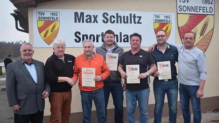 Auf dem Ehrungsfoto sind (von links nach rechts): Friedrich Übelhack, Dritter Bürgermeister Sonnefelds, Dieter Reißenweber, Klubvorsitzender des TSV, Herbert Scheler, Maik Friedrich, Heiko Köstner, Florian Schmidt und Peter Ambrosius, Dritter Vorsitzender des TSV Foto: Daniela Pondelicek