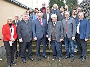 Der Ehrenbürger des Marktes Pressig, Hans Möckel (vorne Dritter von rechts) wurde zum 85. Geburtstag mit Glückwünschen überhäuft. Mit im Bild vorne von rechts Altbürgermeister Georg Konrad, Landrat Klaus Löffler, Bürgermeister Hans Pietz mit weiteren Gratulanten und Familienangehörigen  Foto: K.- H. Hofmann