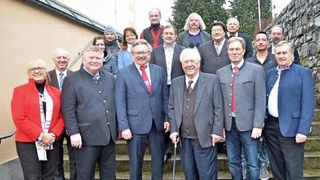Der Ehrenbürger des Marktes Pressig, Hans Möckel (vorne Dritter von rechts) wurde zum 85. Geburtstag mit Glückwünschen überhäuft. Mit im Bild vorne von rechts Altbürgermeister Georg Konrad, Landrat Klaus Löffler, Bürgermeister Hans Pietz mit weiteren Gratulanten und Familienangehörigen  Foto: K.- H. Hofmann