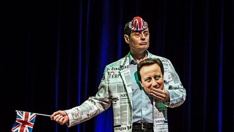 Heftigen Applaus verdiente sich das Trio TBC beim Gastspiel im ausverkauften Coburger Kongresshaus Rosengarten mit seinem satirischen Jahresrückblick.Foto: Jochen Berger