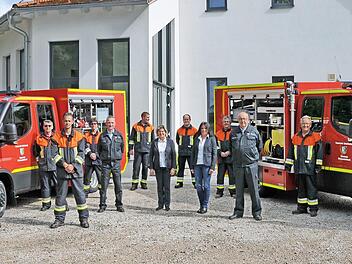Über die zwei neuen Fahrzeuge freuen sich die Feuerwehrler aus Schellenberg und Steinbach mit Gertrud Werner, Carmen Wartenfelser, Oliver Flake und Berthold Burkhardt.  Foto: Karl Heinz Wirth