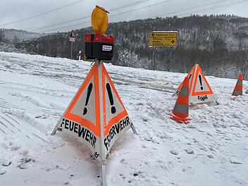 Feuerwehr muss wegen starkem Schneefall Stra&szlig;e sperren