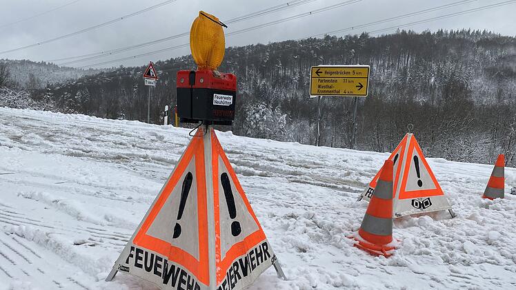 Feuerwehr muss wegen starkem Schneefall Stra&szlig;e sperren