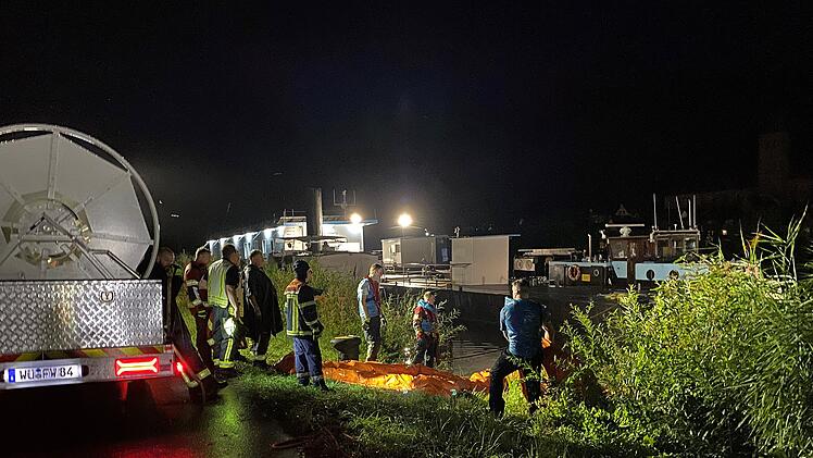 W&uuml;rzburg: &Ouml;l-Austritt auf Main - Schifffahrt gesperrt
