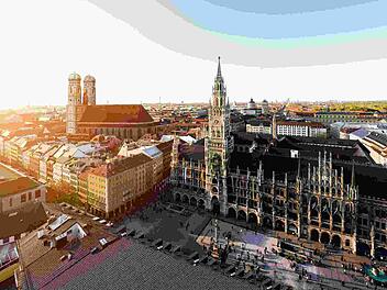 Luftaufnahme des Alten Rathauses München und des Rathauses Marienplatz und der Frauenkirche in München, Deutschland