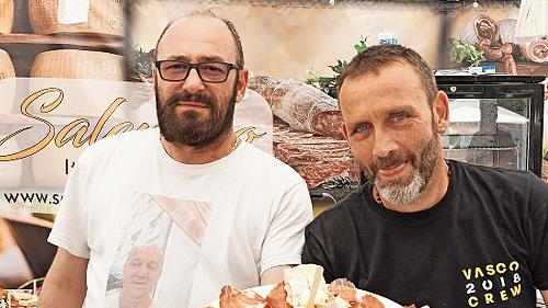 Die perfekte Weinbegleitung ist ein Teller Antipasti von „Käse aus Napoli“.