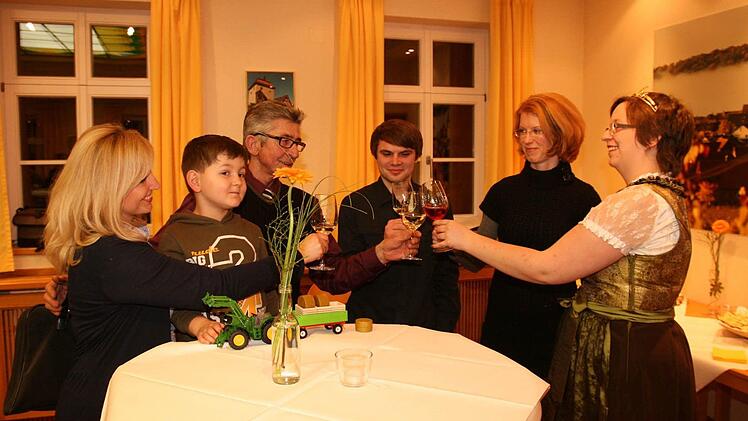 Beim Empfang im Rathaus stießen die Sommeracher Neubürger mit Weinprinzessin Franziska Heidrich an. Fotos: Molitor