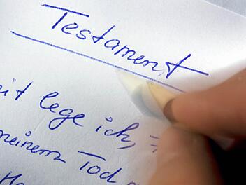 Kostet bei einem Vermögenswert von 500 000 Euro ab 1. August 16 Prozent mehr: Die Beurkundung eines Testaments.  Foto: Jens Büttner/dpa/Archiv